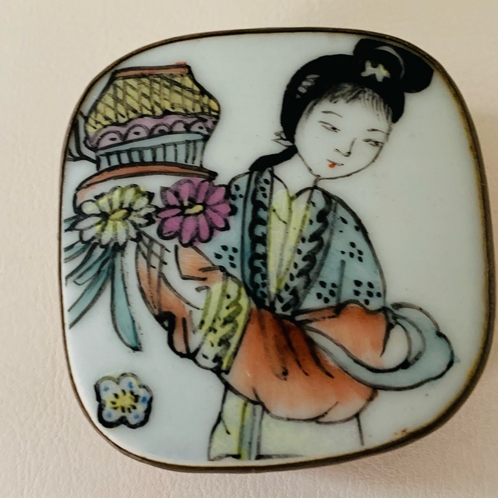 Vintage Asian porcelain shard lid metal silver trinket box - Picture 4 of 9